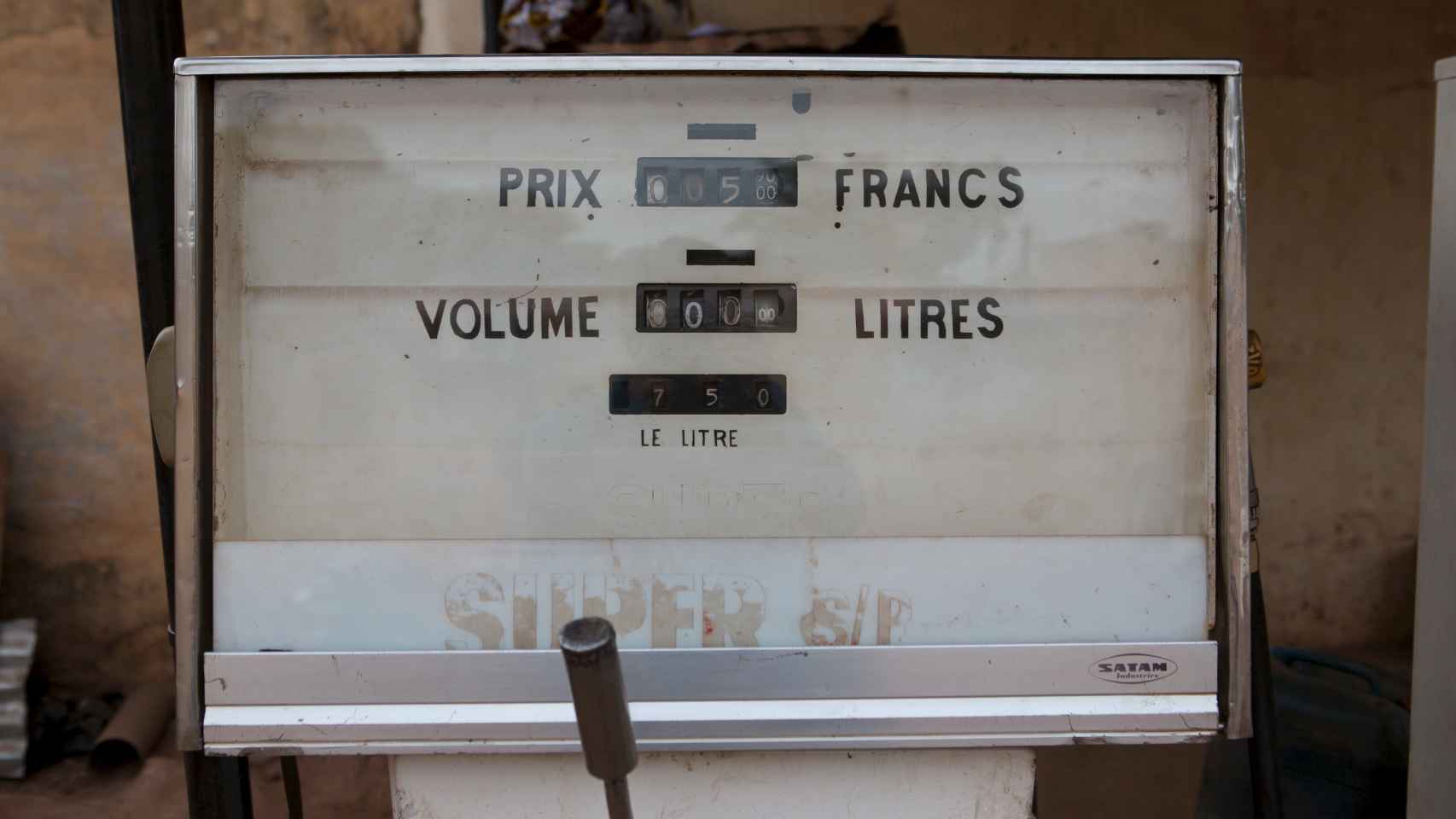 Un viejo surtidor de gasolina en Bamako.