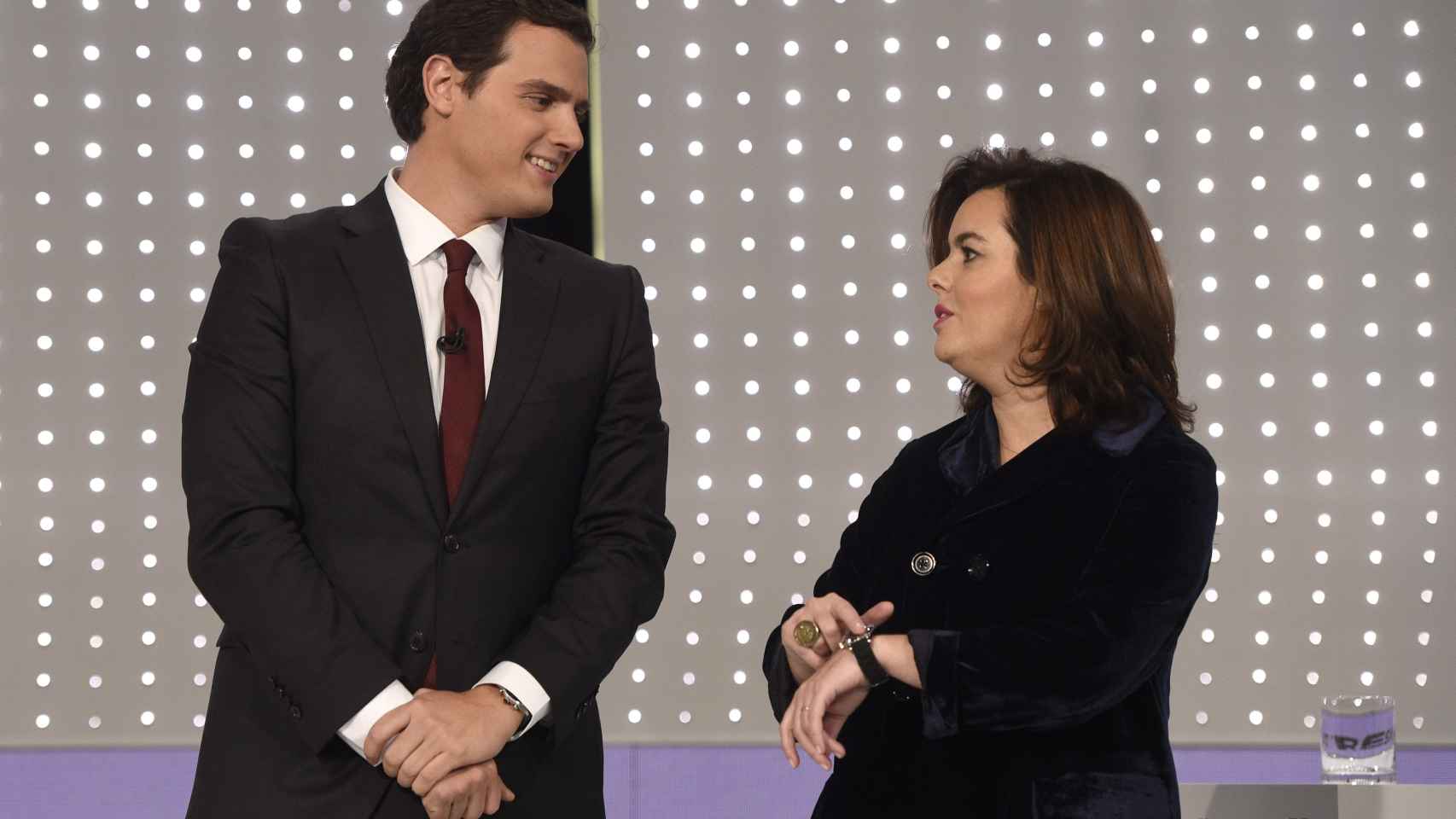 Soraya señala su reloj en el debate del 7D junto a Albert Rivera