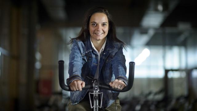 Sara Hernández pedalea hacia el 20-D un polideportivo de Madrid antes de un mitin.