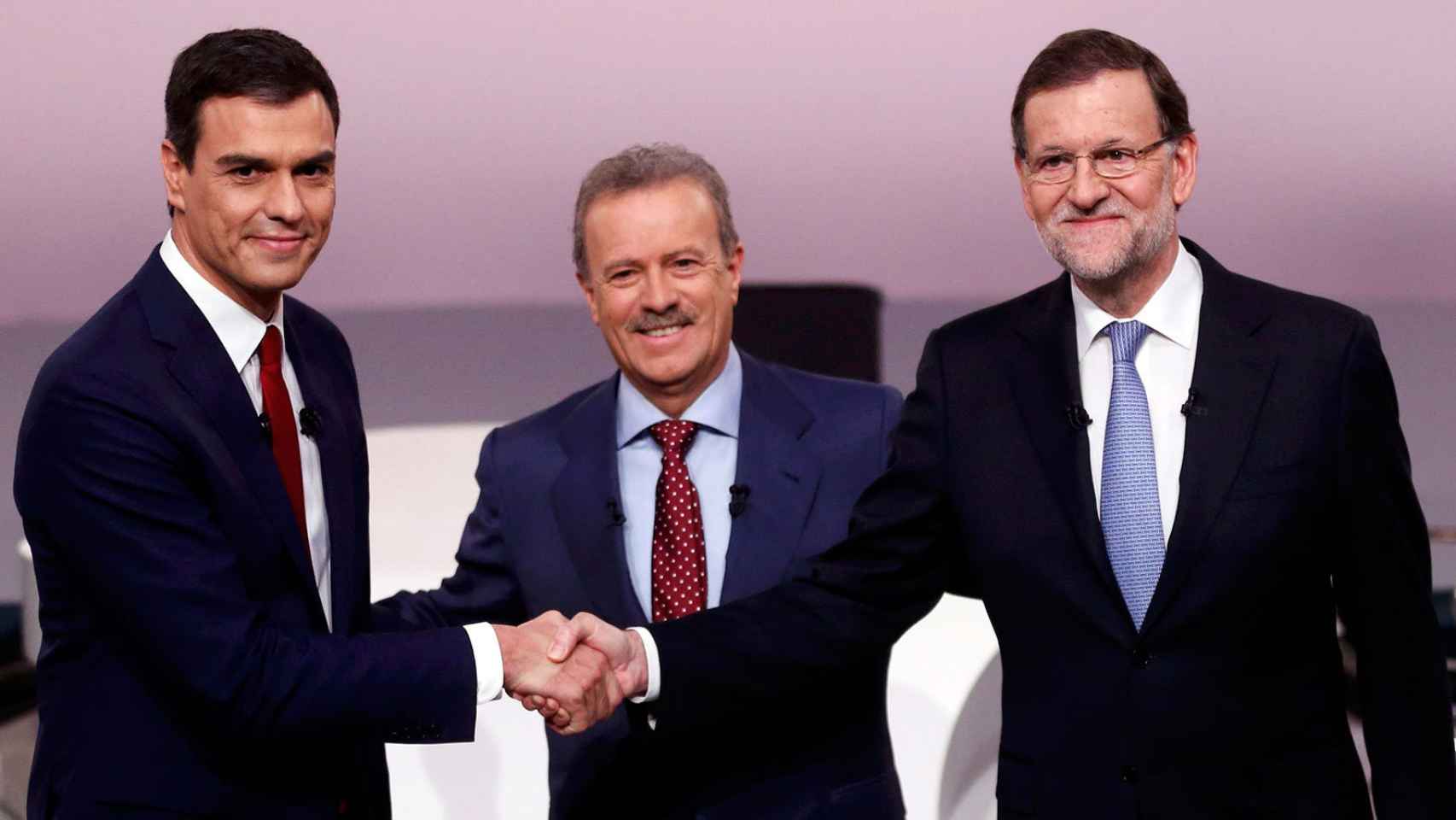 Campo Vidal dirige el apretón de manos entre Sánchez y Rajoy al inicio del debate.
