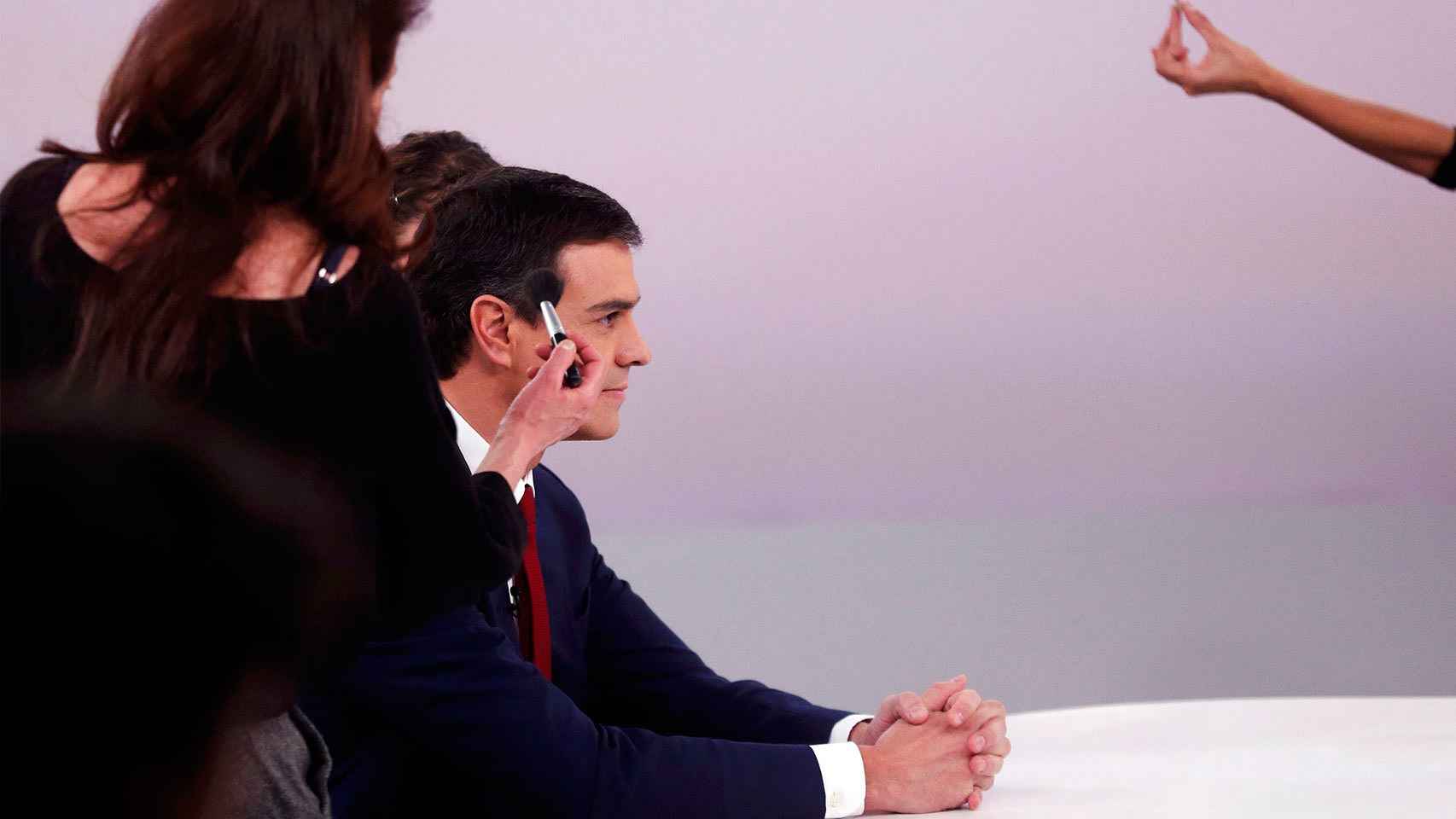 Pedro Sánchez es maquillado antes del debate.