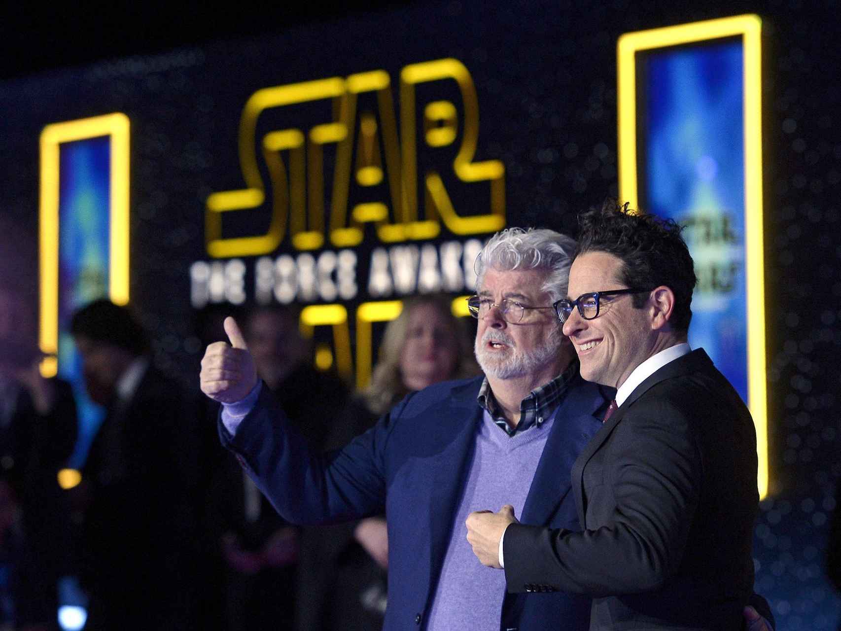 George Lucas y JJ Abrams en la premiere de Star Wars en Hollywood.