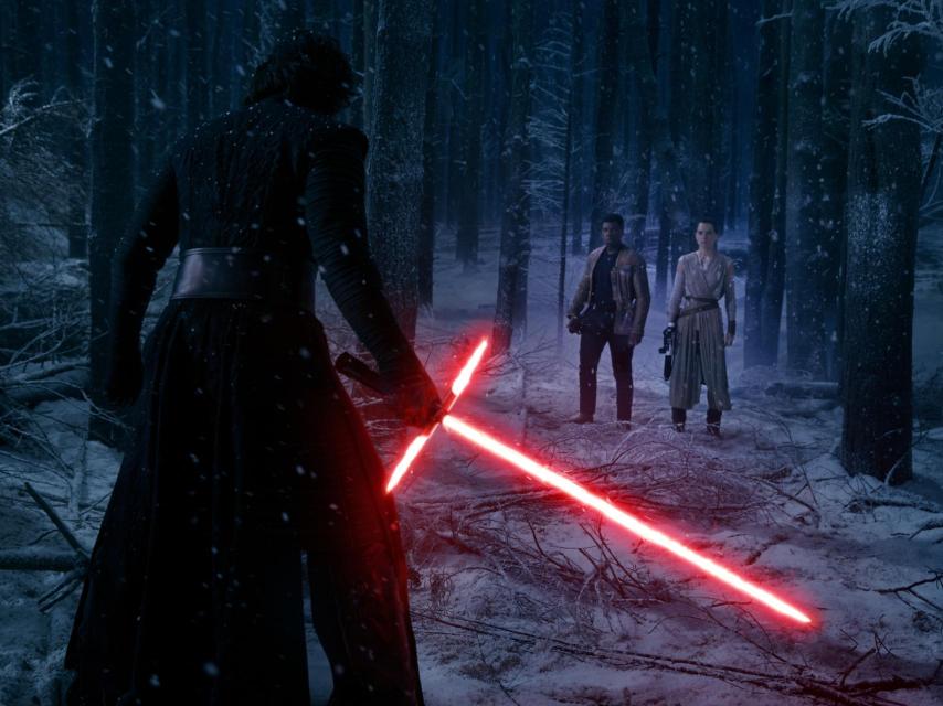 Kylo Ren, con su sable láser rojo