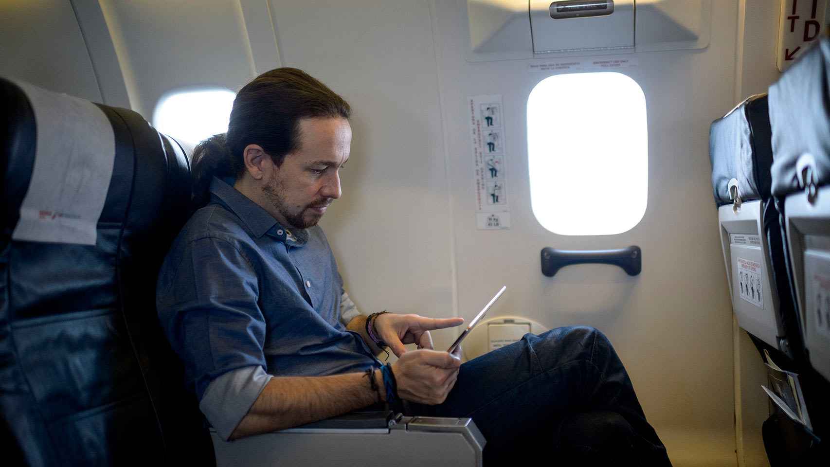 Pablo Iglesias, en un avión este martes.
