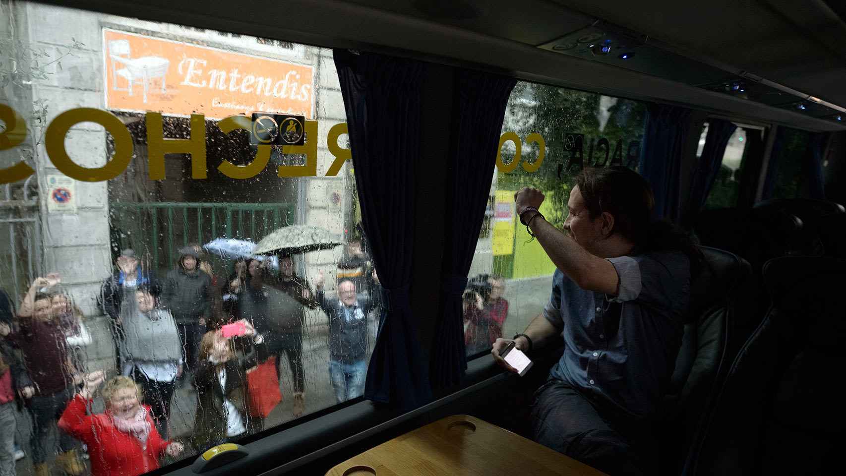 Iglesias recorre España en autobús.