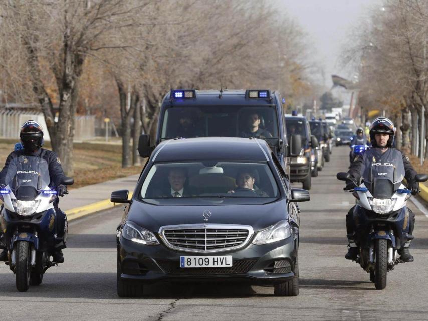 El coche fúnebre que transporta los cuerpos.