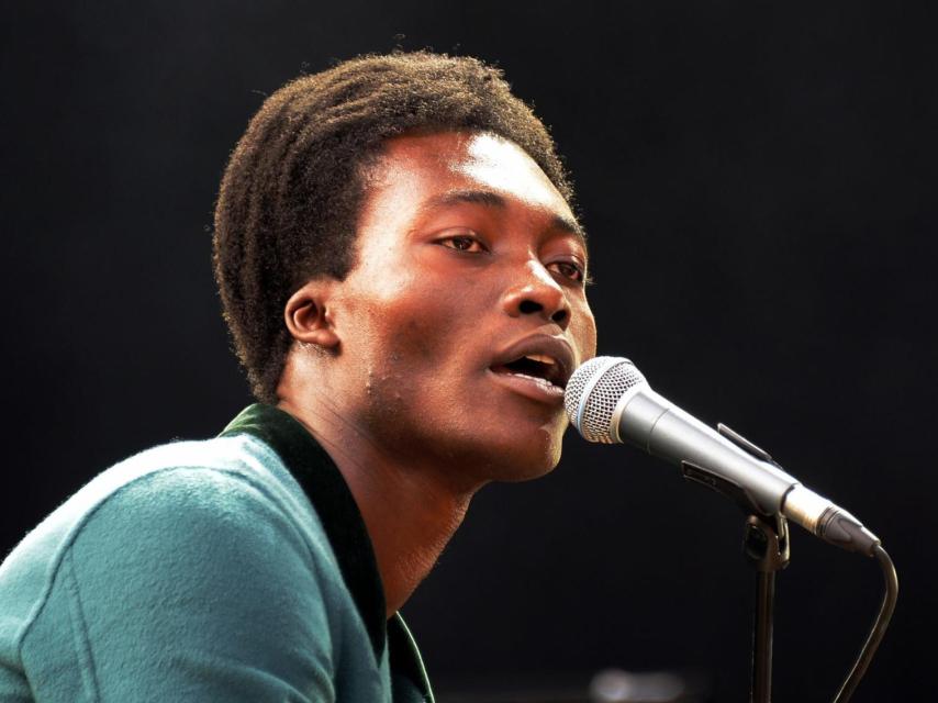 Benjamin Clementine durante un concierto en el Vida Festival en la Masia D'en Cabanyes.