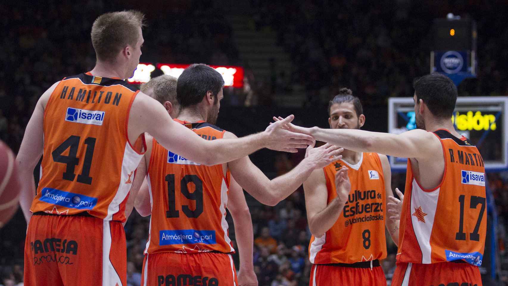 Los jugadores del Valencia Basket celebran su triunfo ante Fuenlabrada.