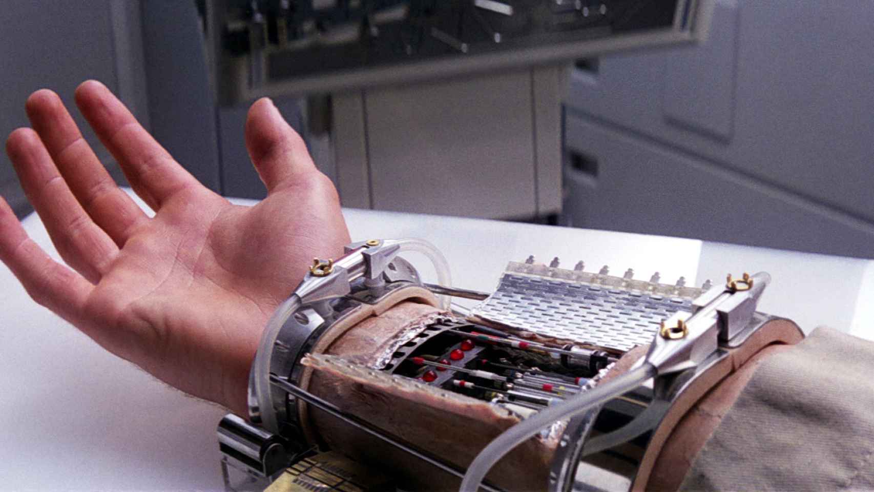 La mano protésica de Luke Skywalker.