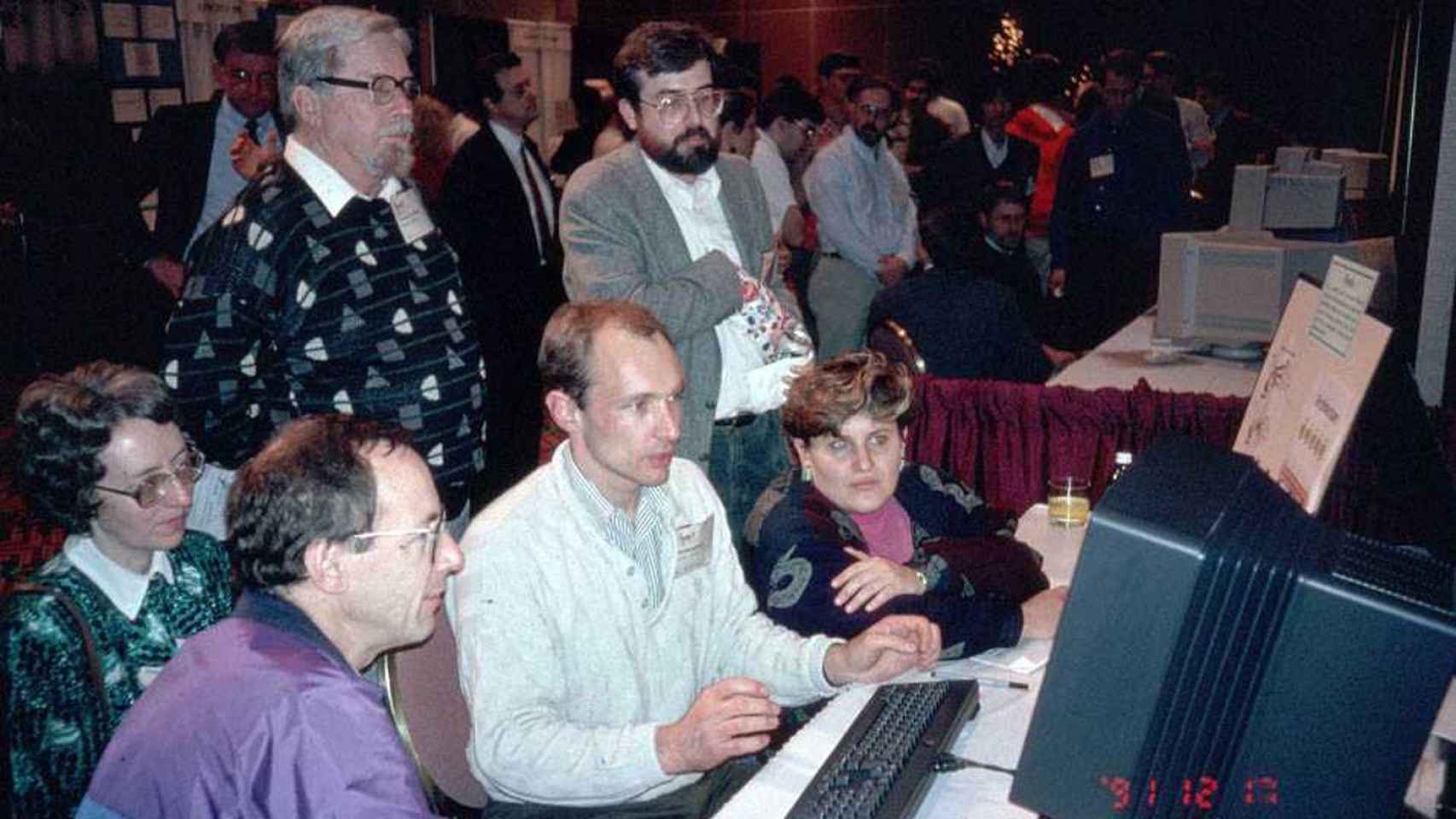 Berners-Lee hace una demostración de la World Wide Web en 1994.