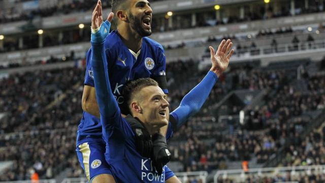 Vardy y Mahrez celebran un gol en el King Power Stadium