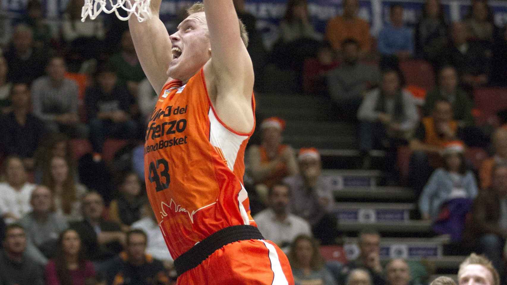 Luke Sikma machaca el aro en el último encuentro liguero de Valencia Basket.