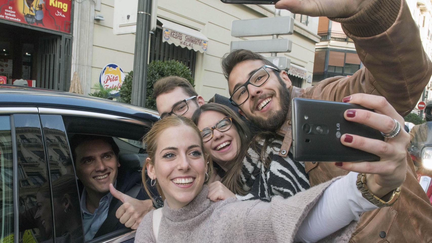 Albert Rivera se deja hacer un selfi con un grupo de jóvenes