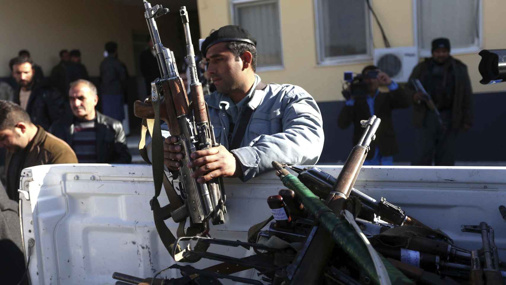 La policía amontona armas en Afganistán.