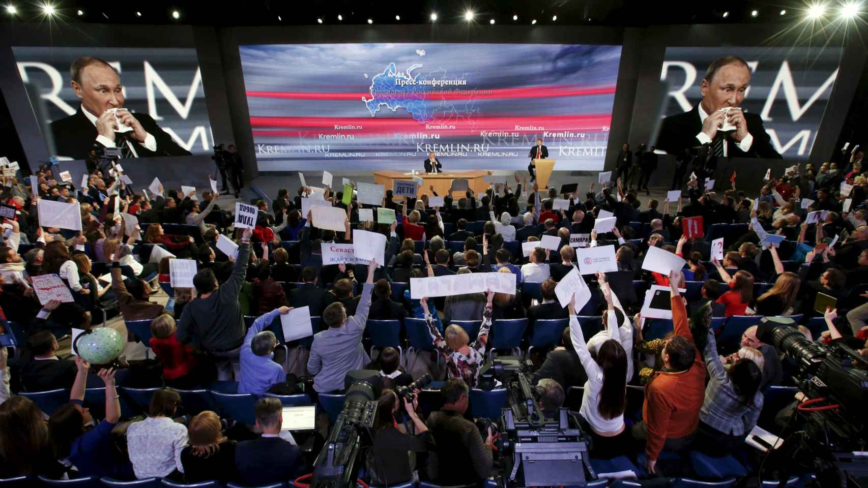 Cientos de periodistas esperan poder plantear sus preguntas a Vladímir Putin.