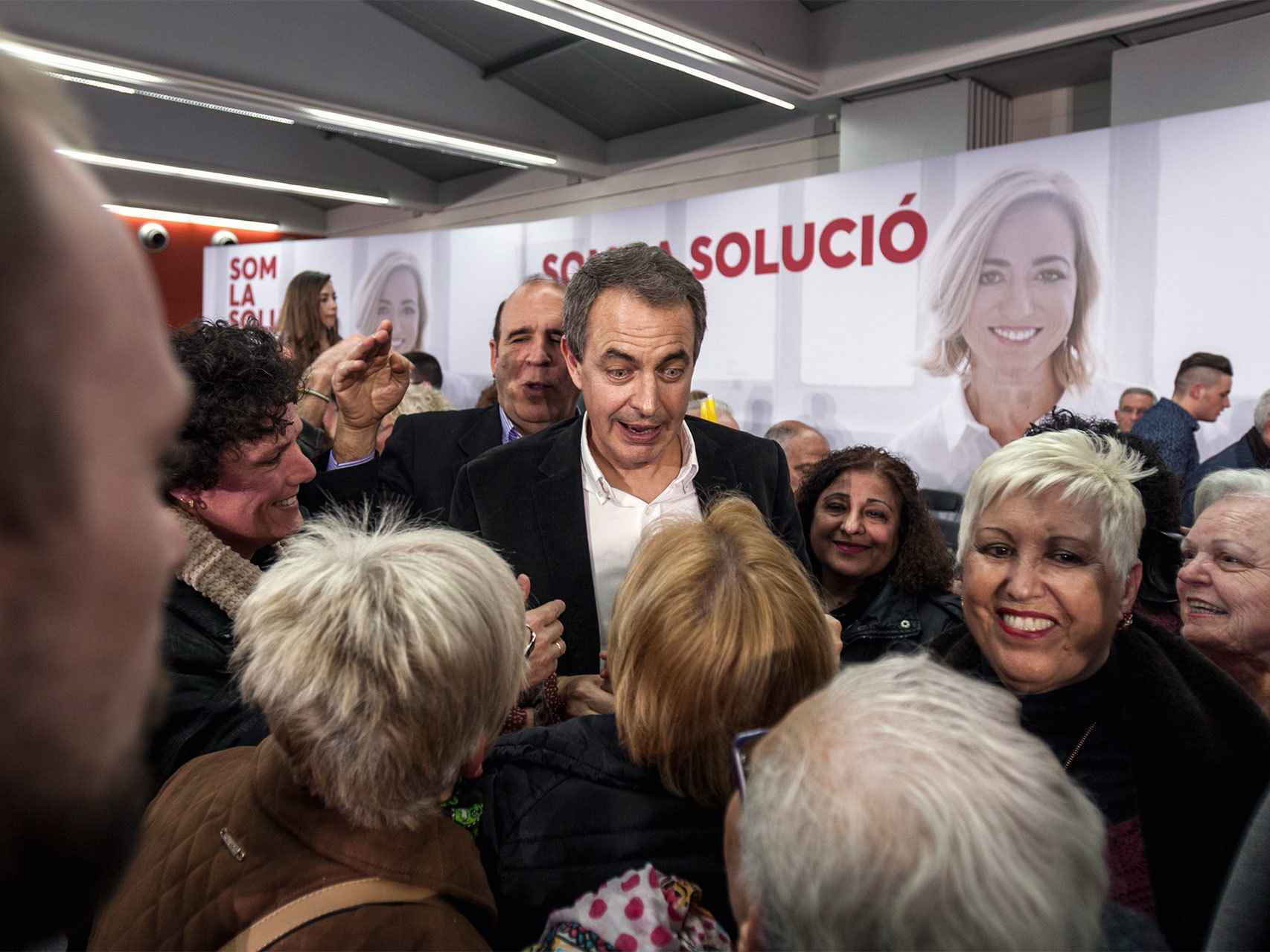 Tras el mitin, comienza el festival de selfies mientras Zapatero avanza hacia la salida.