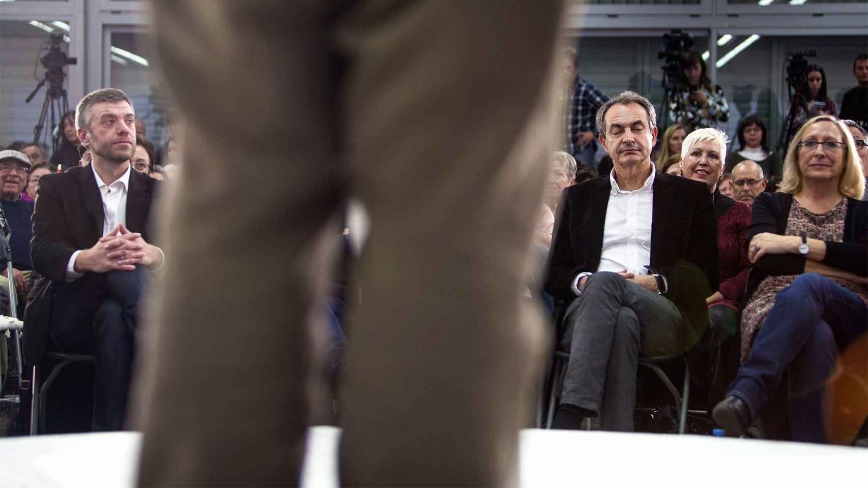 Niega tener jet lag, pero Zapatero cierra a menudo los ojos para relajarse.