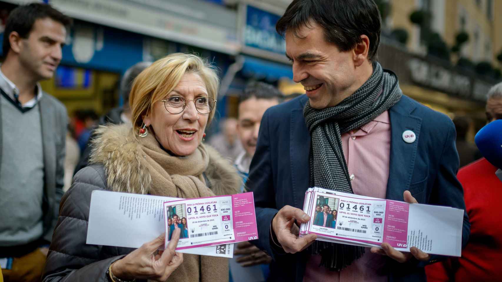 Rosa Díez y Andrés Herzog buscan la suerte pidiendo el voto en Doña Manolita.