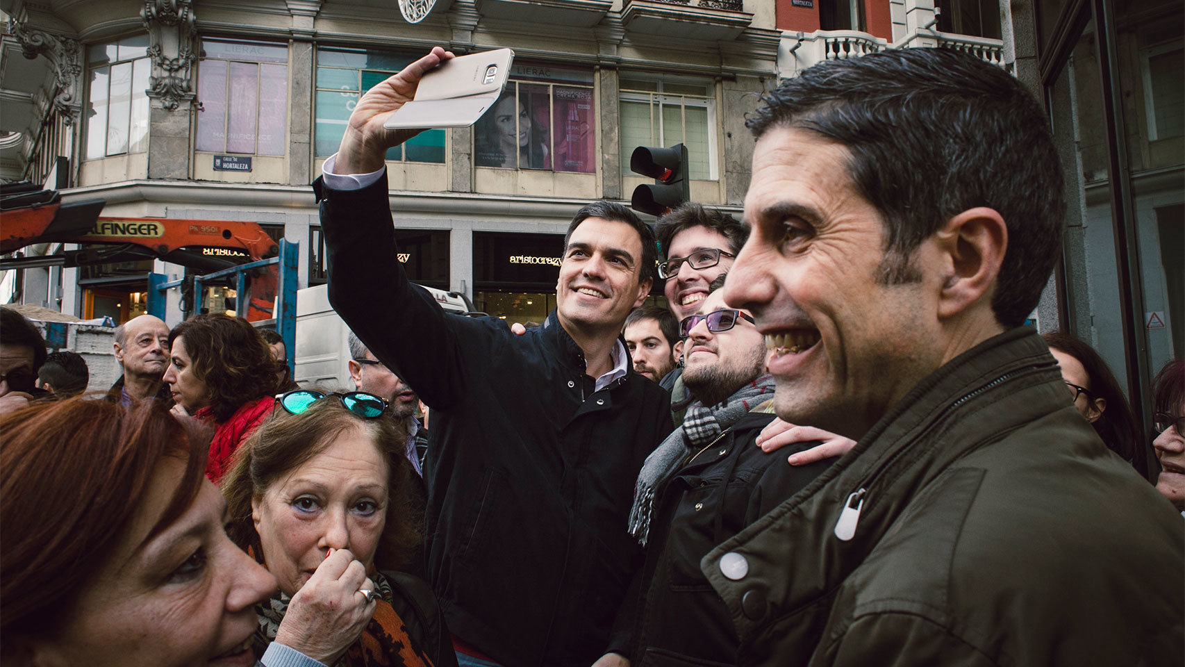 Pedro Sánchez se hace un selfie con simpatizantes en Chueca.