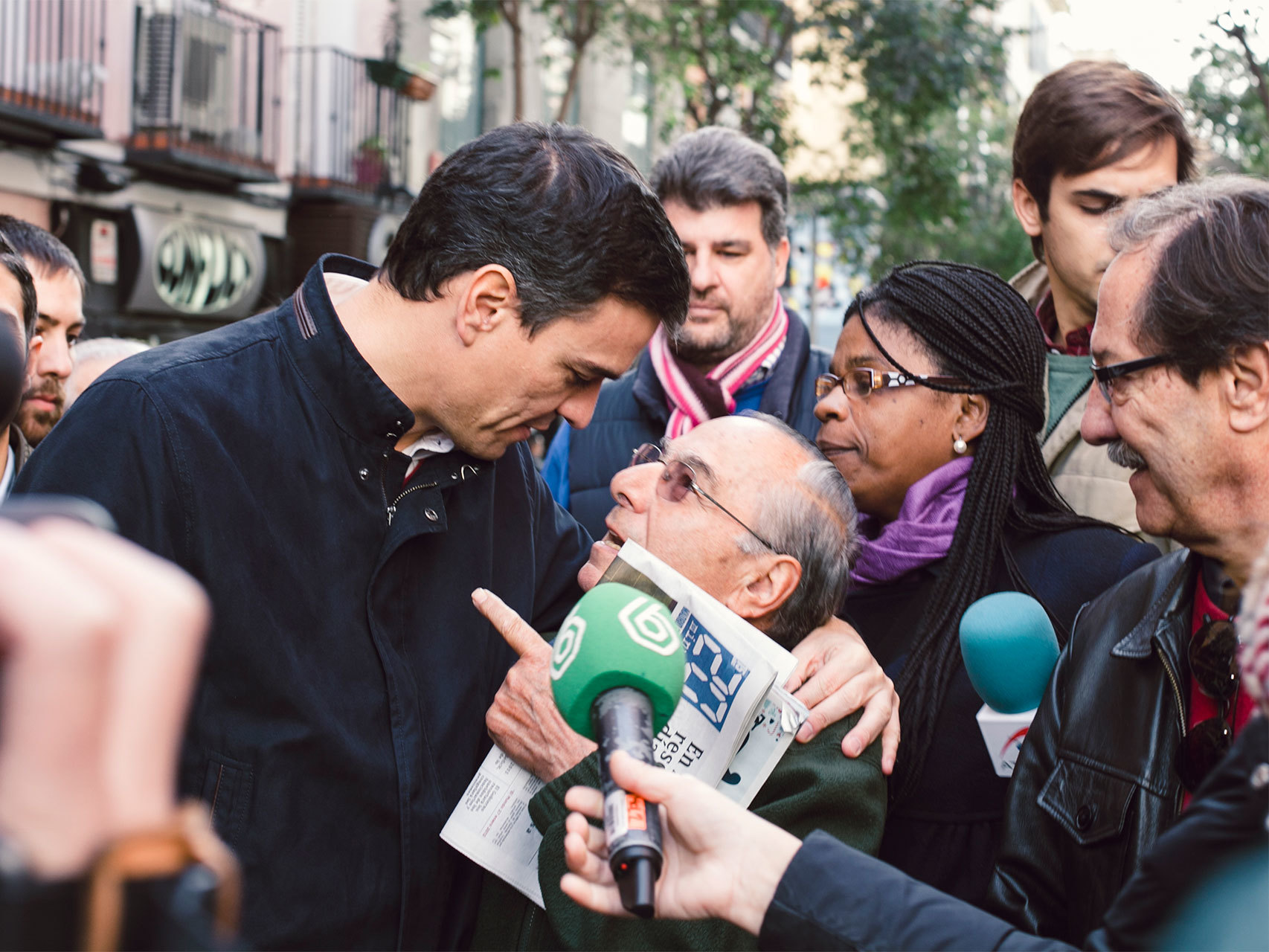 Pedro Sánchez atiende a un ciudadano durante su paseo por el centro de Madrid.