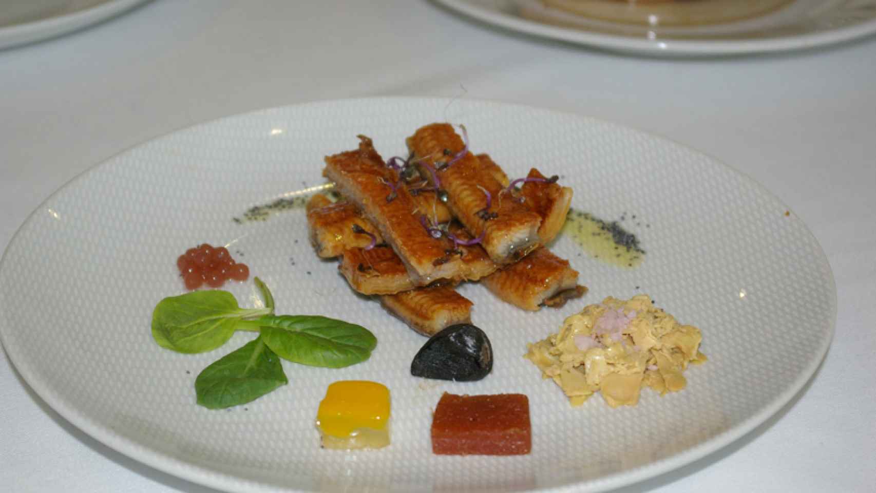 Anguila con foie, gelatina de mango y ajo negro