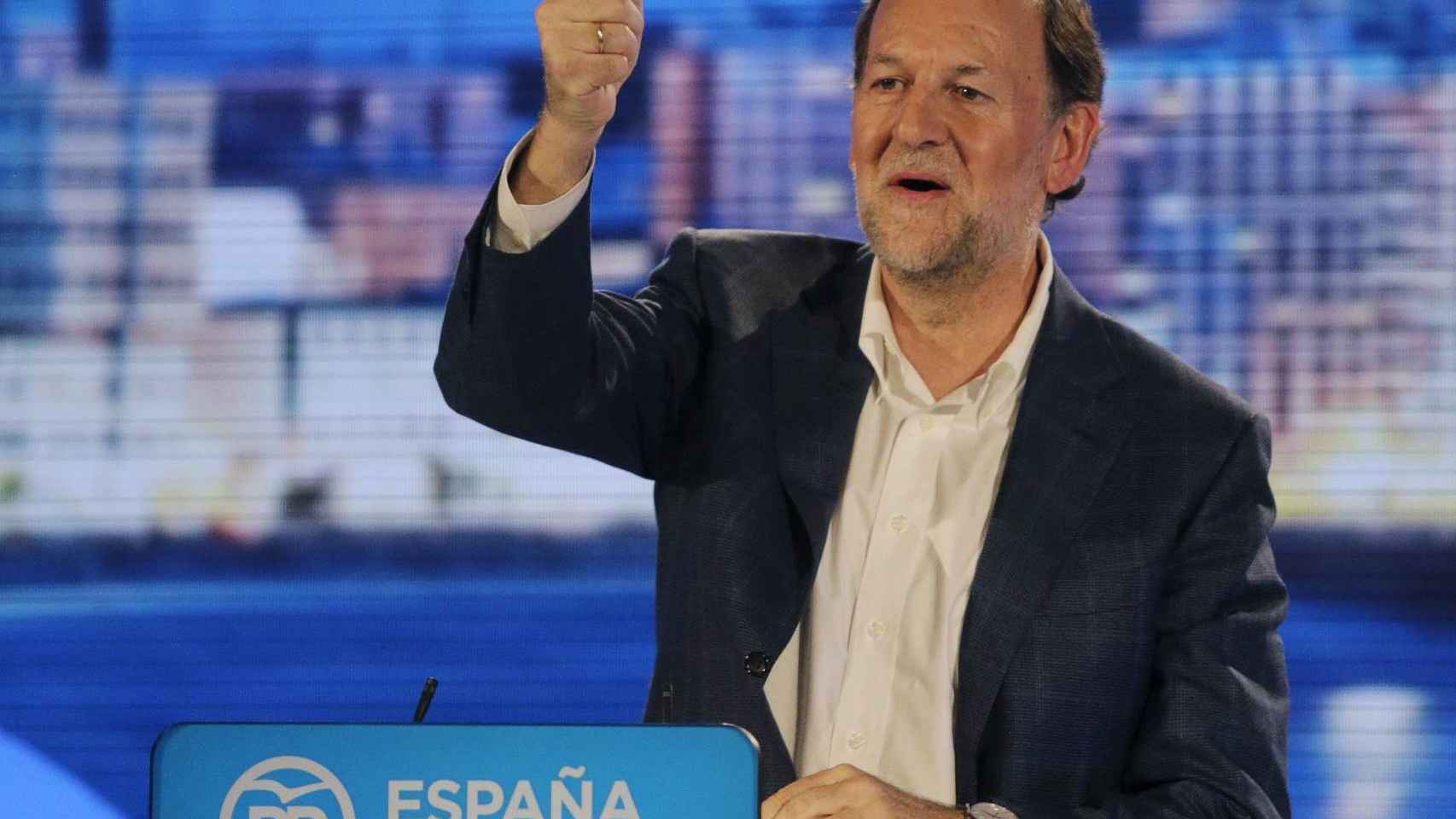 Mariano Rajoy saluda en el mitin en A Coruña después de la agresión.
