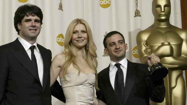 Alejandro Amenábar y el productor Fernando Bovaita, con Gwyneth Paltrow y el Oscar de Mar adentro