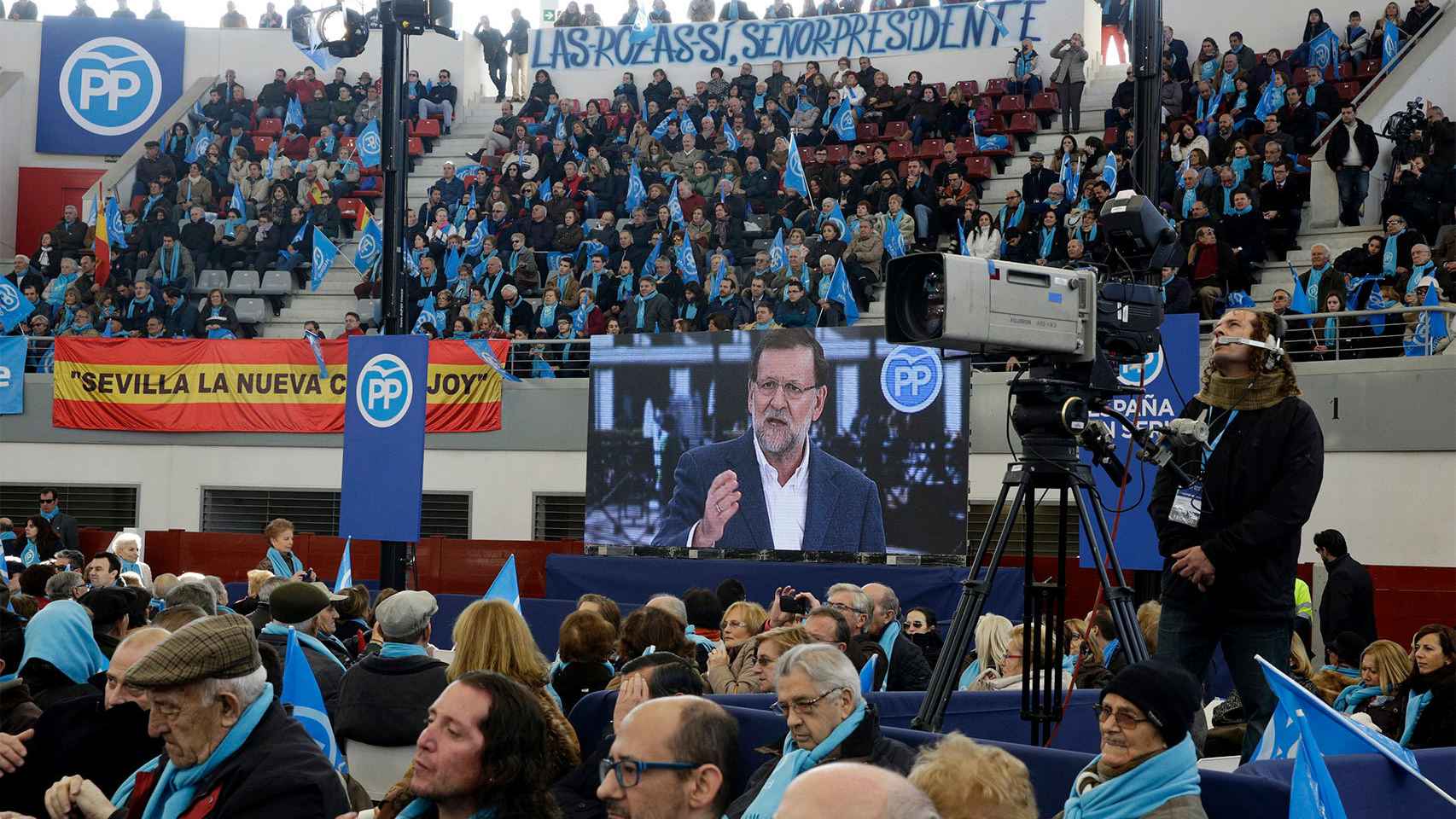 Rajoy, en una pantalla durante el mitin de Las Rozas.