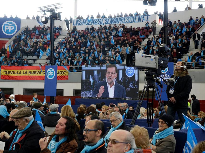 Rajoy, en una pantalla durante el mitin de Las Rozas.