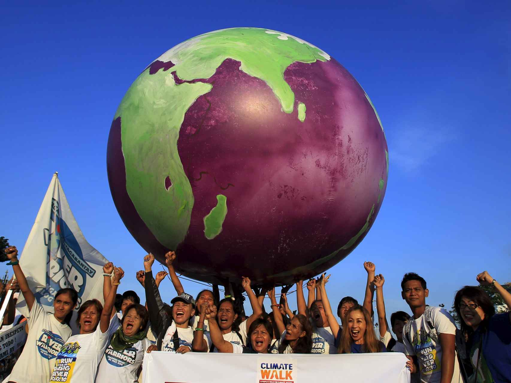 Un grupo de activistas filipinos celebra la prohibición de OGM.
