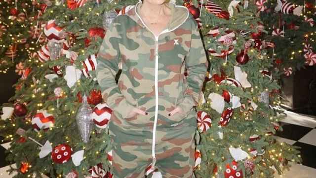 Kris Jenner posa en el hall de su casa rodeada por los adornos navideños