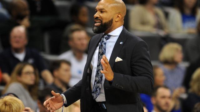 Derek Fisher, entrenador de los New York Knicks, durante un partido de la NBA.