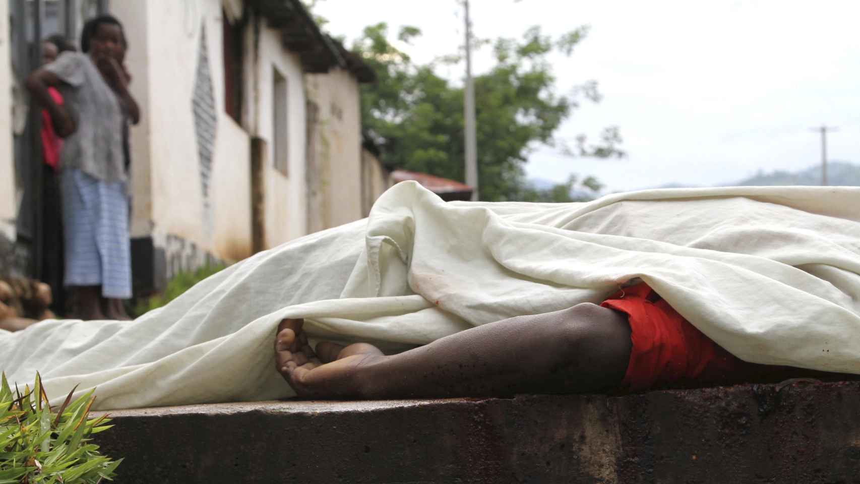 La violencia desatada en Buyumbura arrojó decenas de cadáveres a las calles.