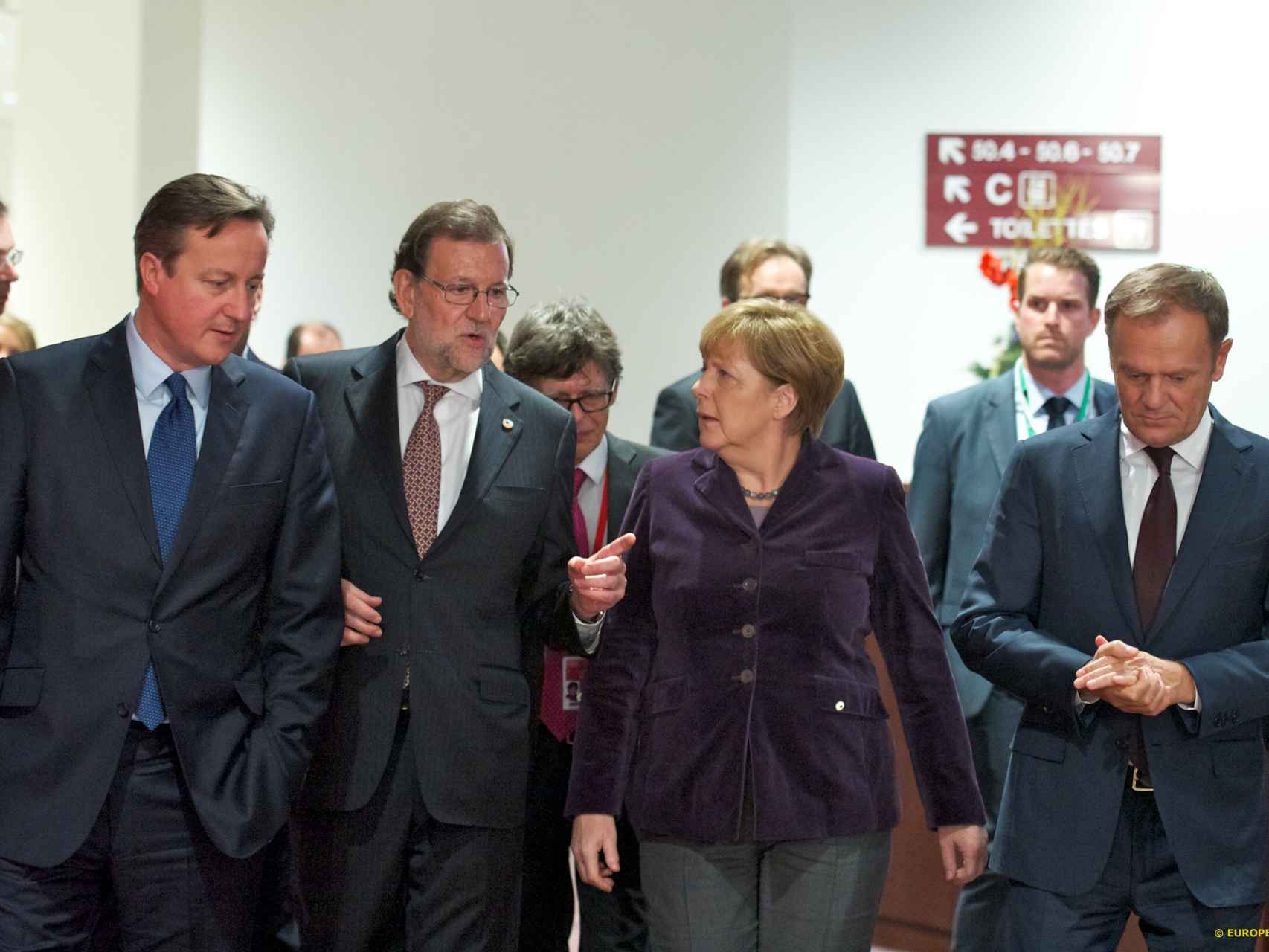 David Cameron conversa con Rajoy, Merkel y Tusk durante el Consejo Europeo