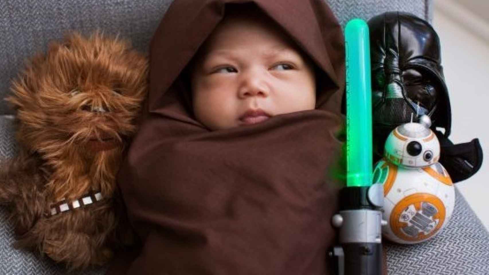 Max Zuckerbeng disfrazada de jedi con los protagonistas de Star Wars en peluche
