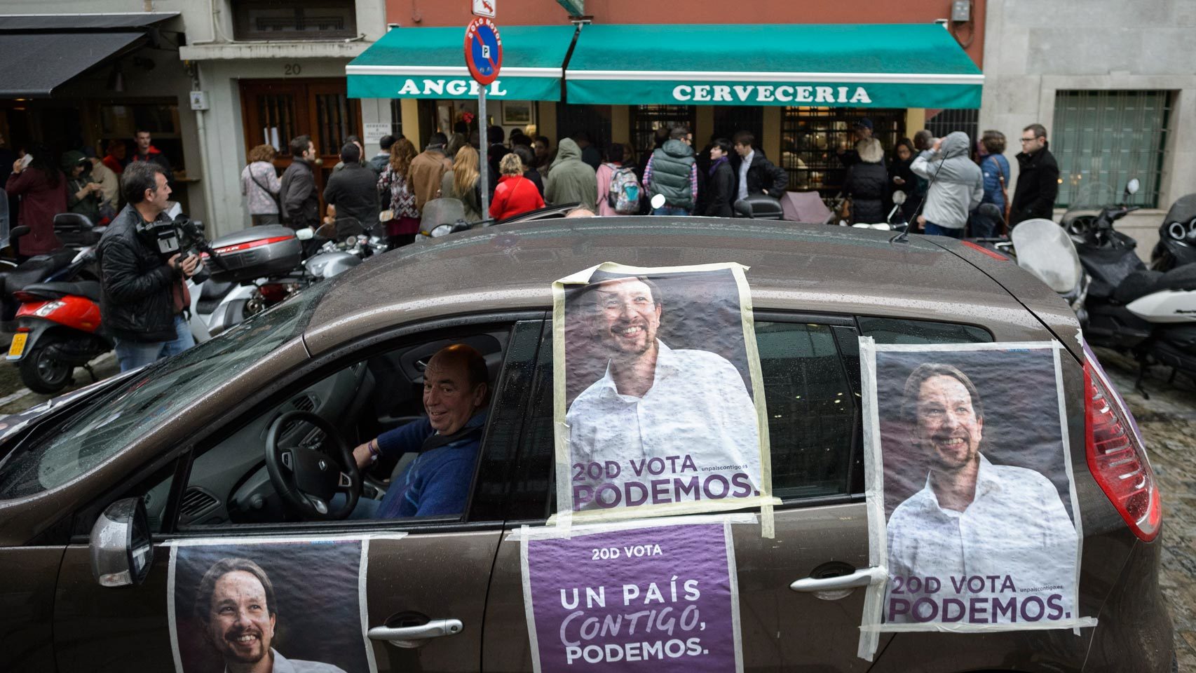 Un coche con propaganda de Podemos recorre las calles.