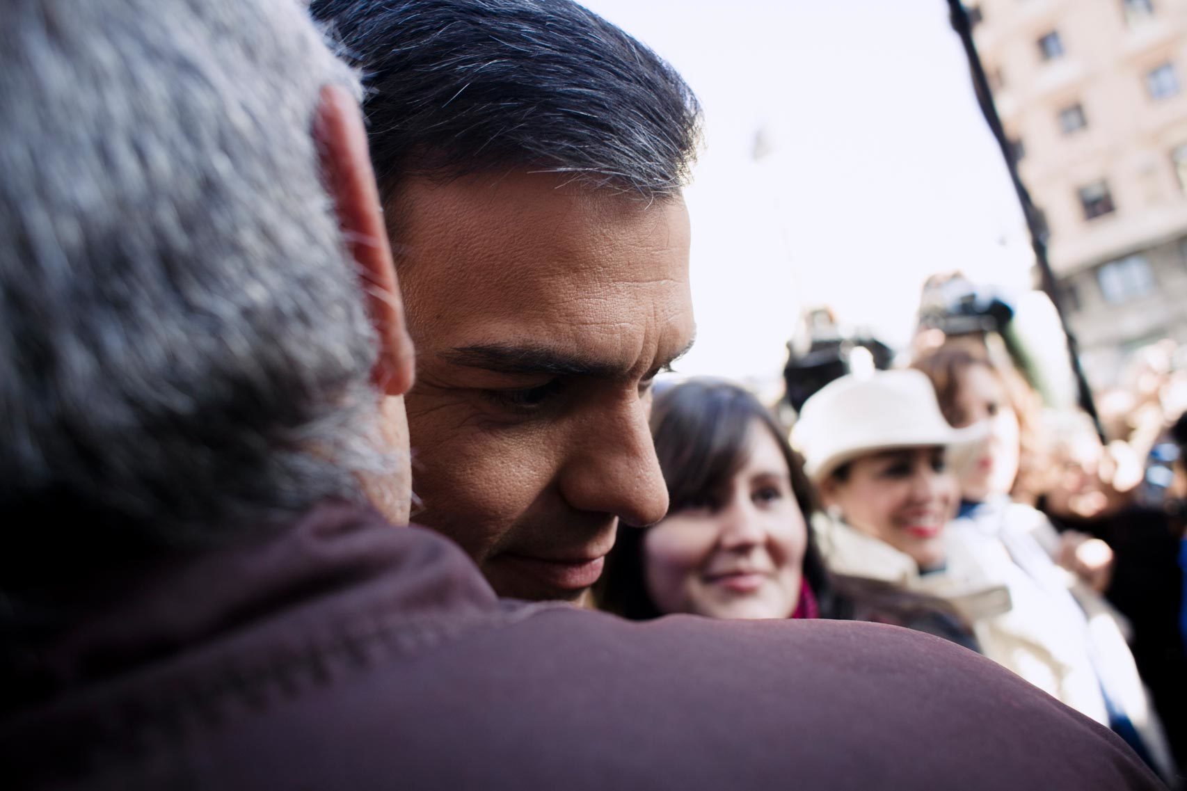 Pedro Sánchez abraza a un simpatizante en Callao.