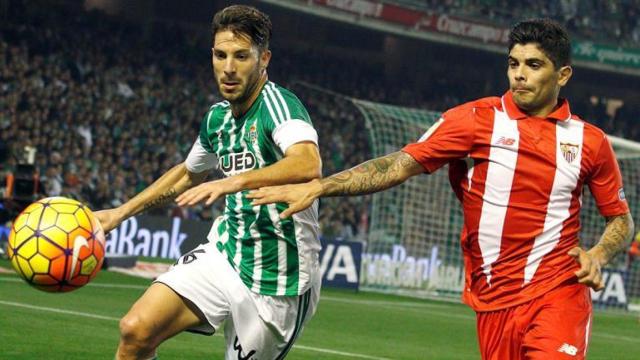 Cejudo y Ever Banega pelean el balón durante el aprtido.