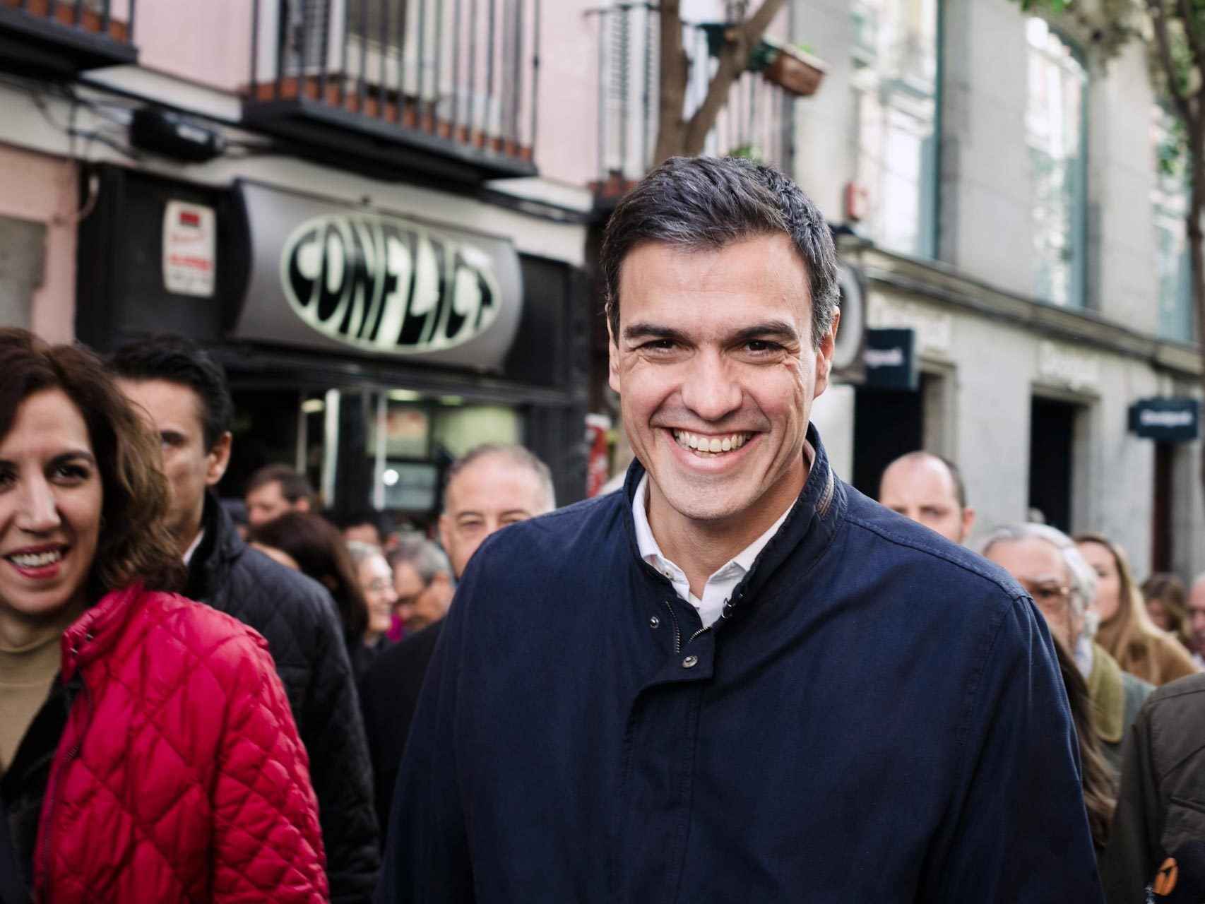 Pedro Sánchez sonríe durante el acto celebrado en Callao.