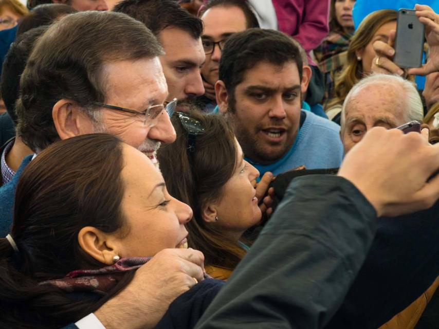 Mariano Rajoy atiende a sus simpatizantes en Las Rozas.