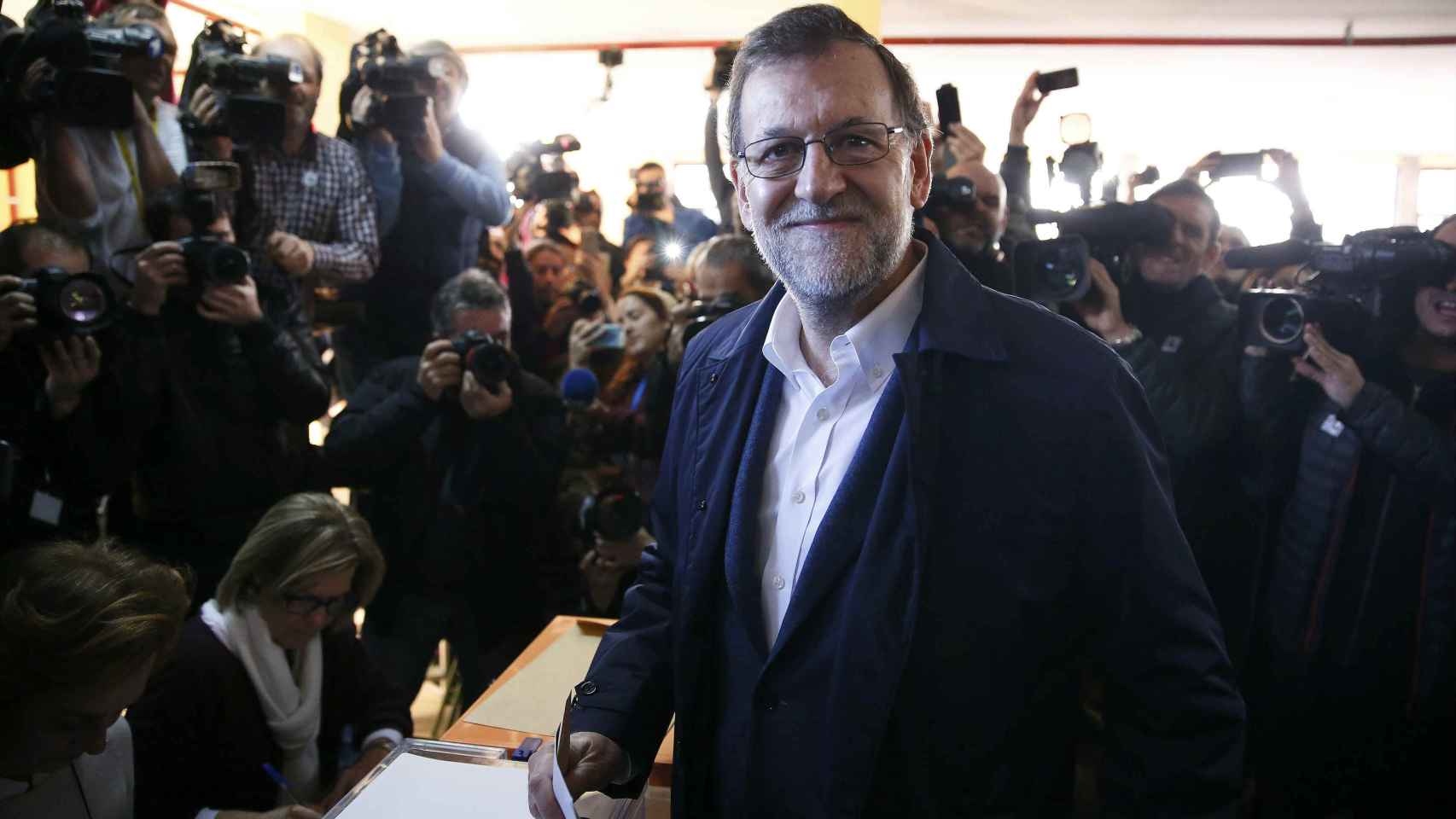 Rajoy ha acudido a votar con look sport pero clásico