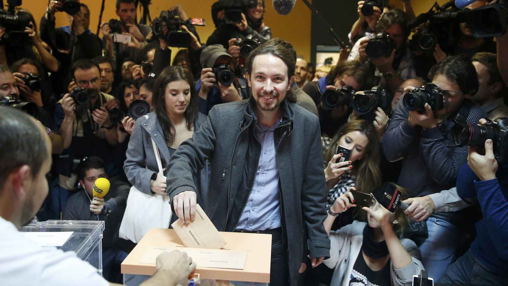 Pablo Iglesias ha acudido a votar con el mismo look que en el debate de Atresmedia
