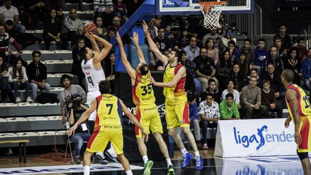 Felipe Reyes intenta tirar a canasta ante la oposición interior de Andorra.