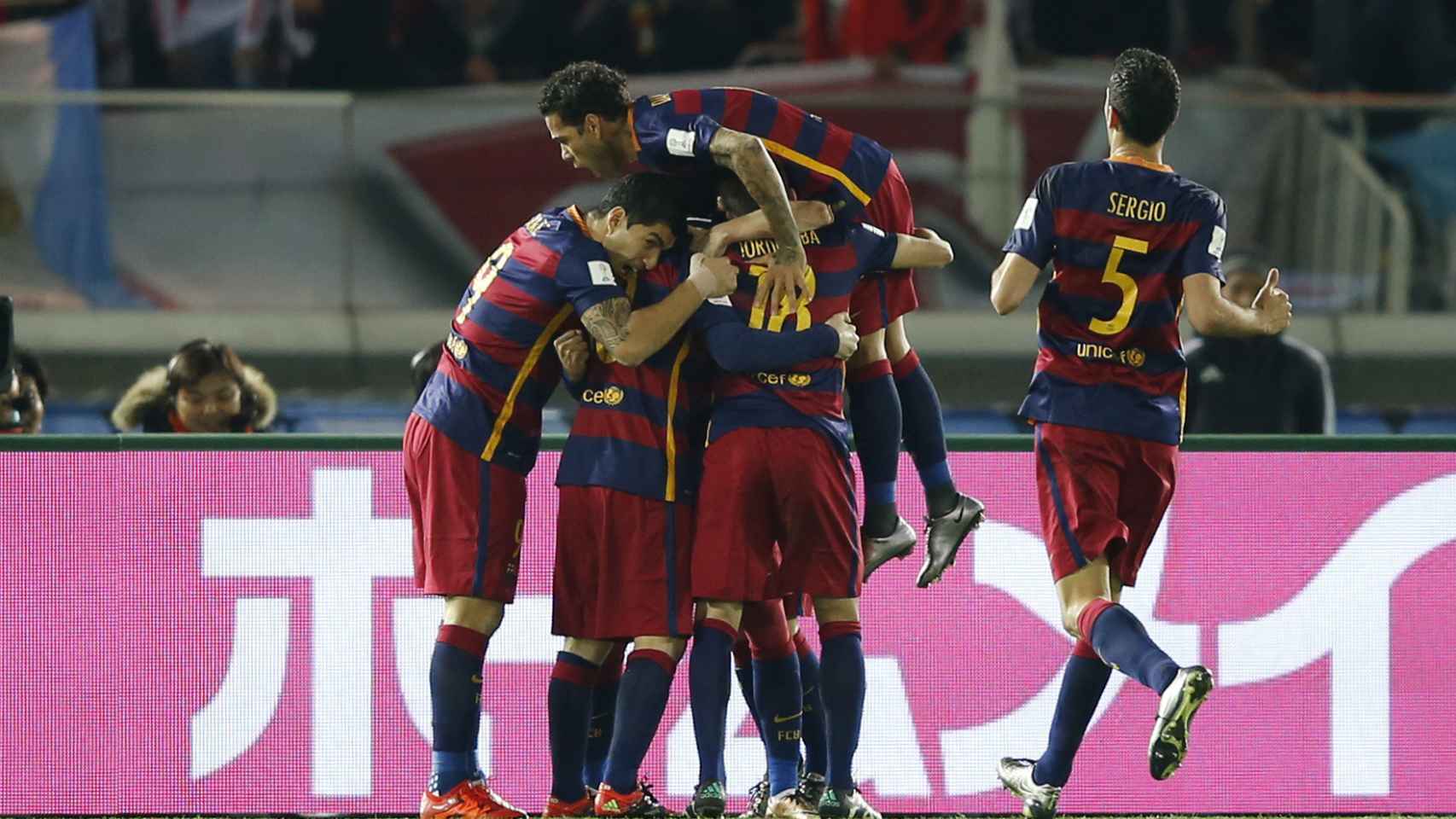 El Barça celebra el segundo gol de Suárez.