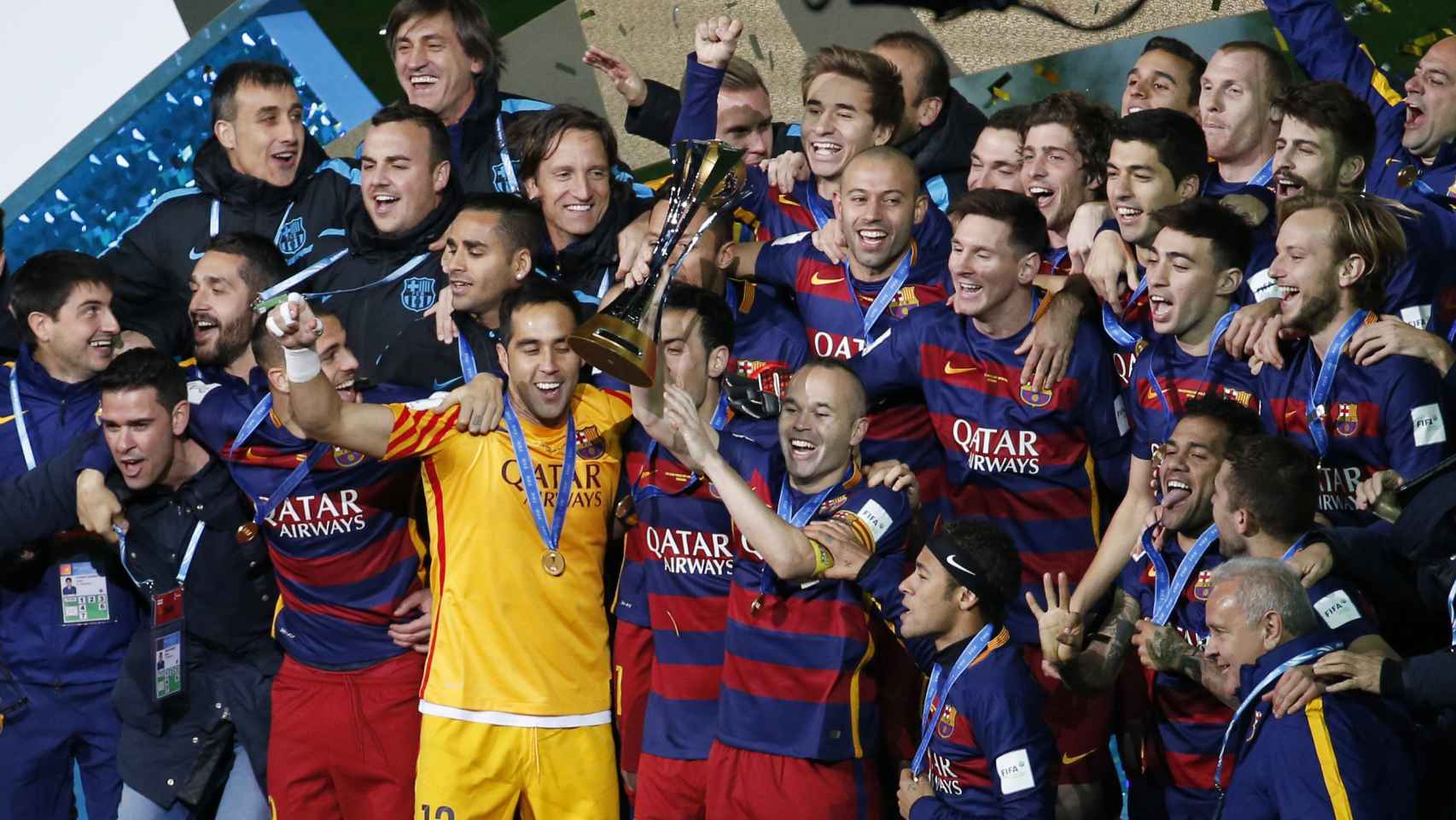 El Barcelona levanta el título de campeón del mundo.