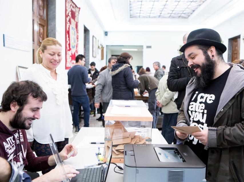 Un vecino de Vallecas en el momento de votar.