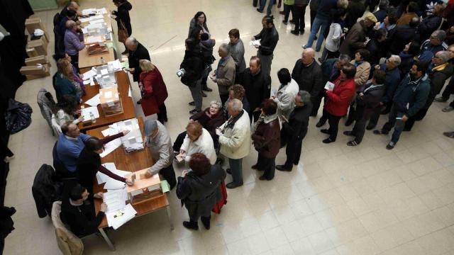 Colas para participar en las elecciones en un colegio de Barcelona