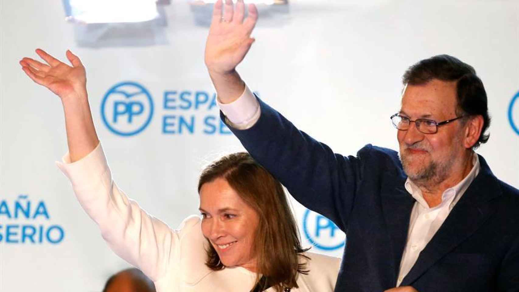 Mariano Rajoy y su esposa Elvira Fernández saludan desde el balcón de Génova