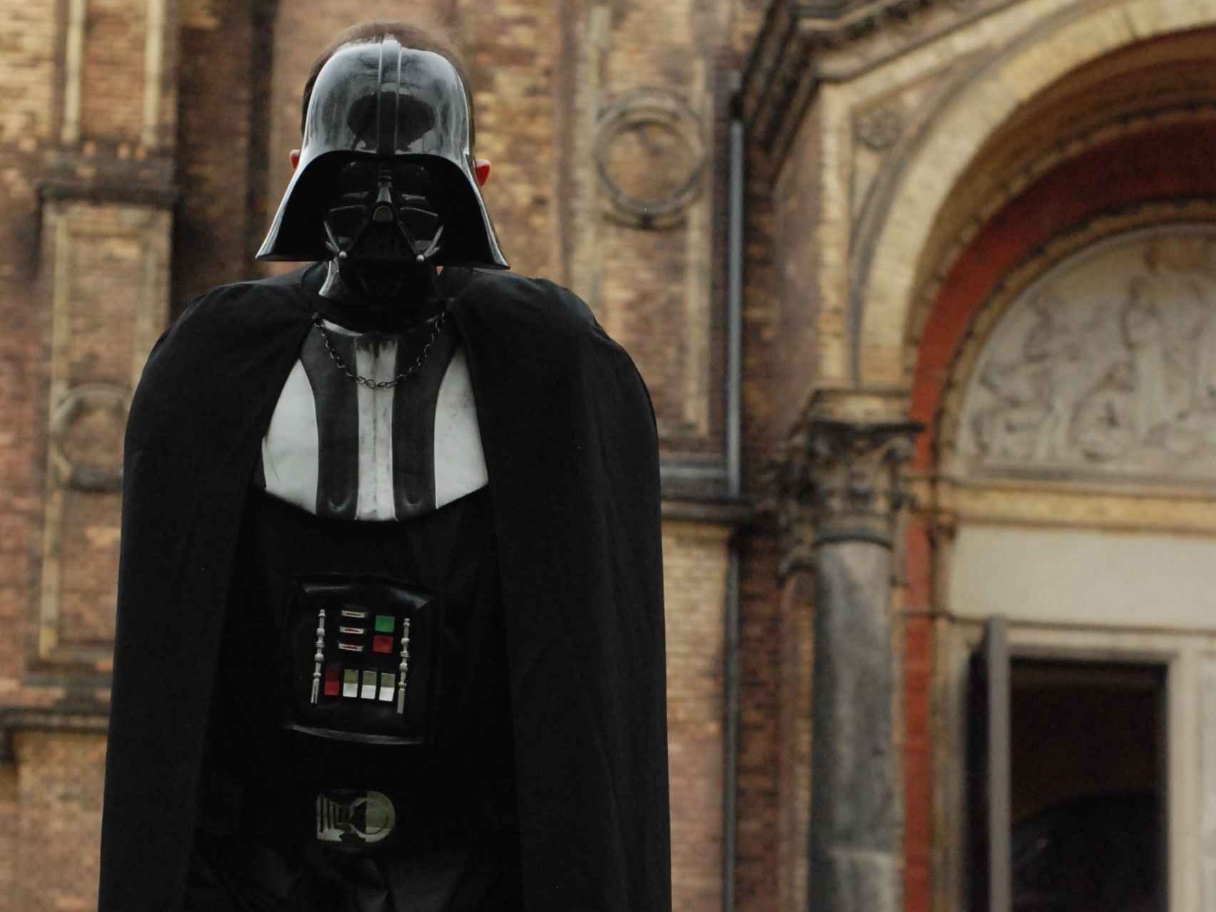 Un parroquiano, como Darth Vader, a las puertas de la iglesia