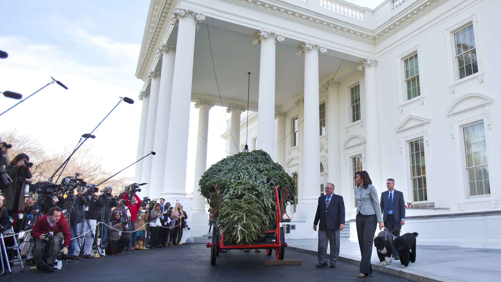 Michelle Obama contempla sola el árbol navideño antes los fotógrafos